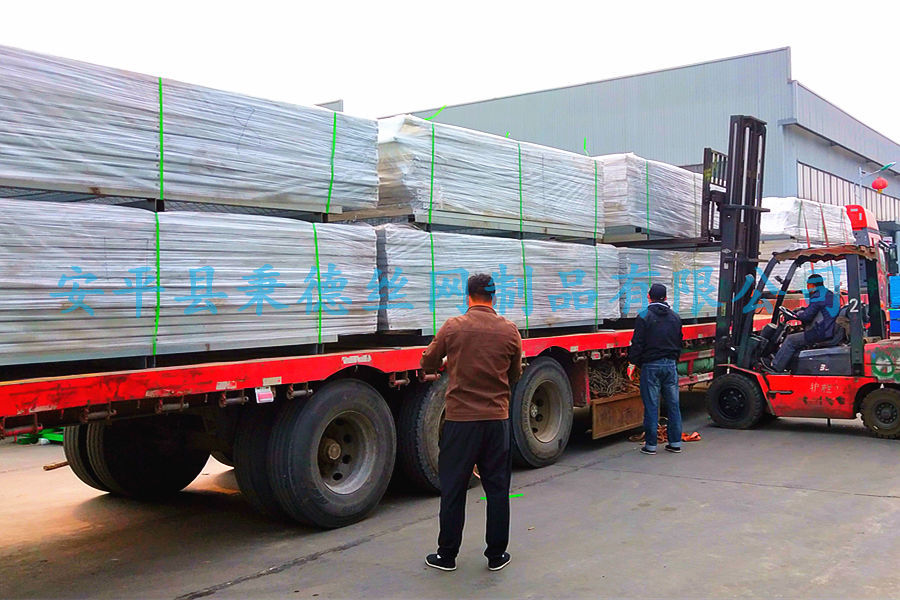 出口柬埔寨熱鍍鋅護(hù)欄網(wǎng)